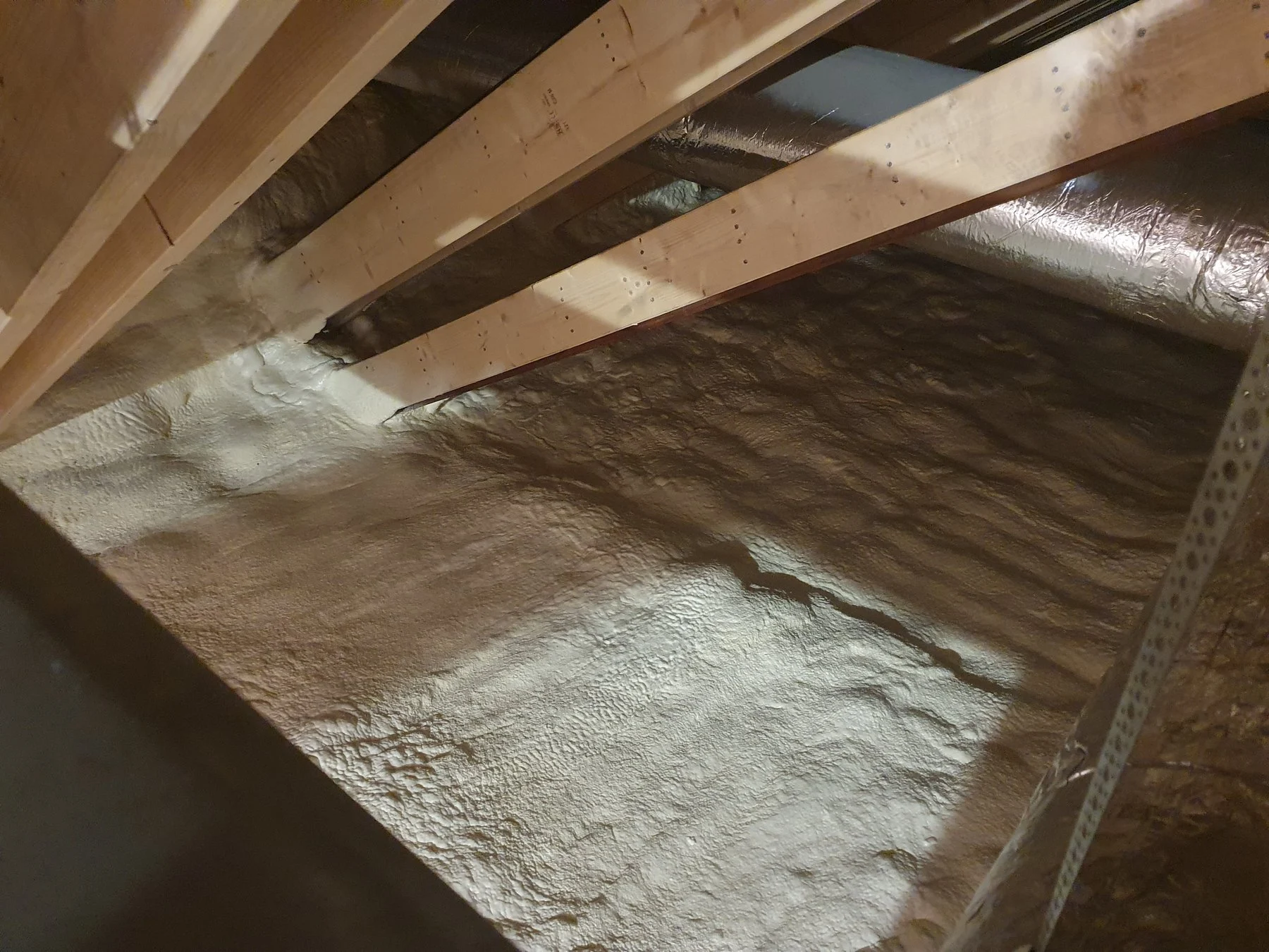Isolamento di un sottotetto con poliuretano a spruzzo a celle chiuse